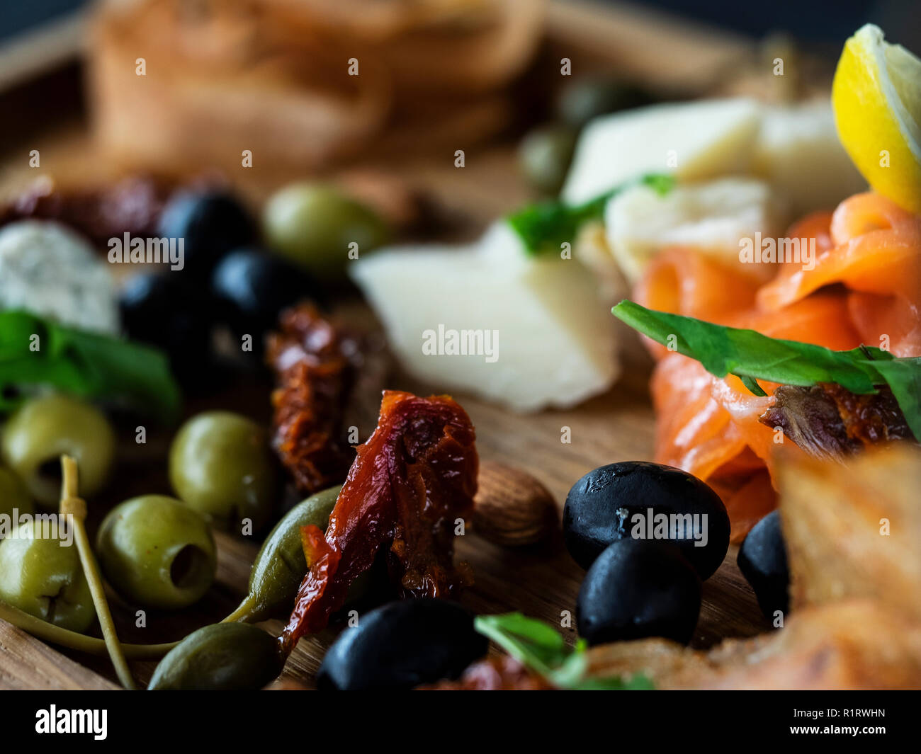 Assiette de fromage avec du saumon, citron, pain et stcks olivas Banque D'Images