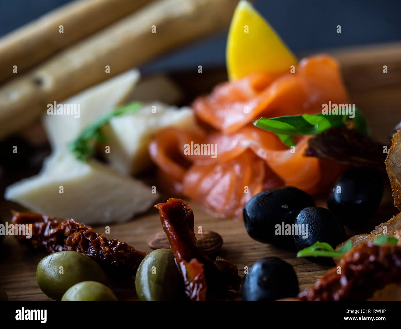 Assiette de fromage avec du saumon, citron, pain et stcks olivas Banque D'Images