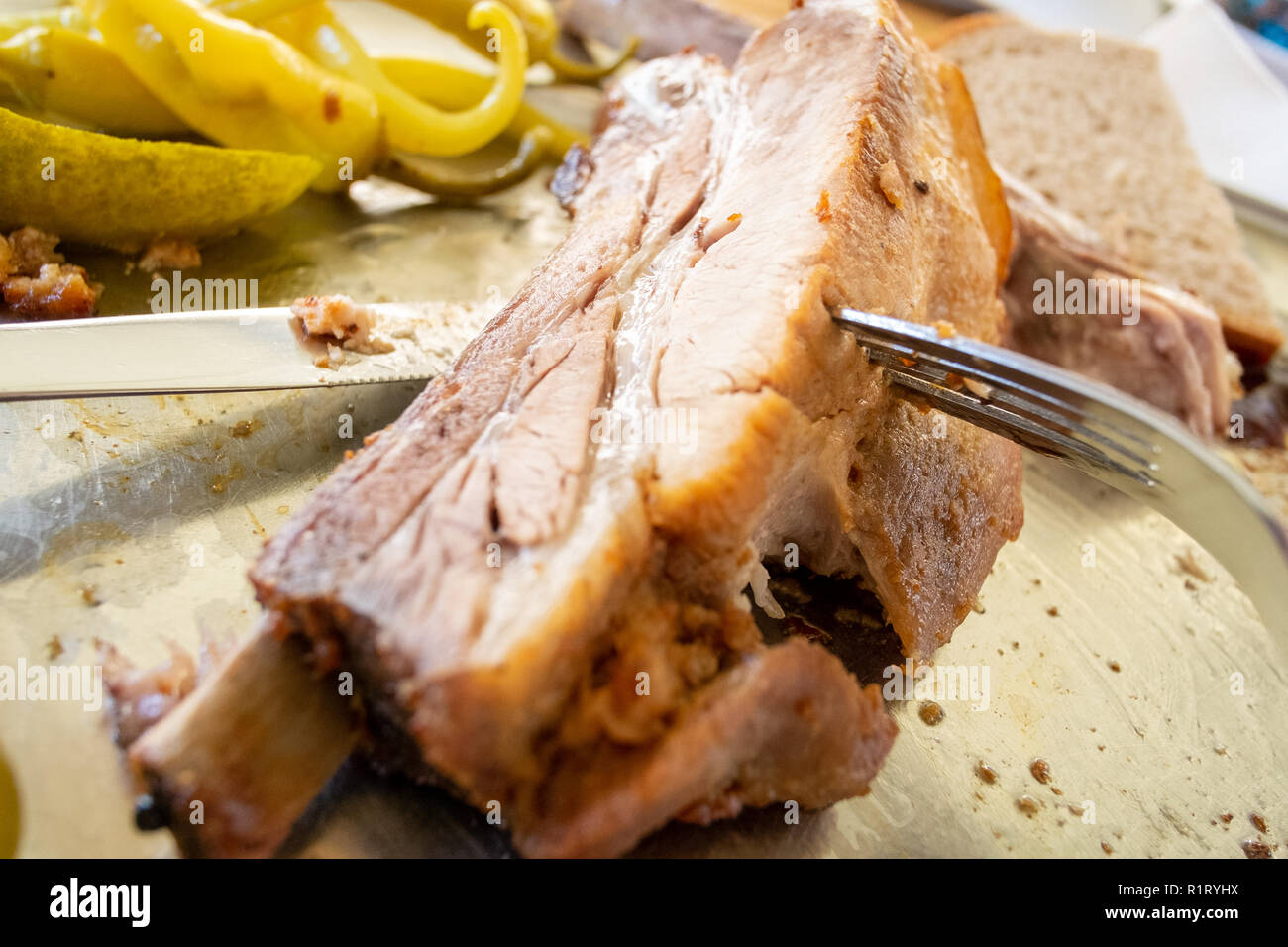 Côtes de porc frais fermer l'alimentation à la photographie, grande côte avec beaucoup de viande et d'une fourchette pour l'échelle servi dans un restaurant Tchèque Banque D'Images