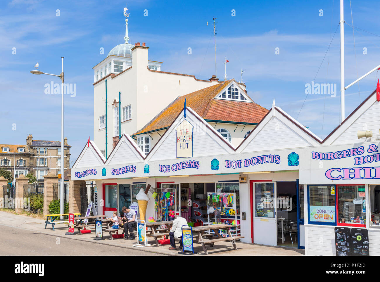 Le Lowestoft Beach Hut cafe ice cream shop près de Royal Norfolk et Suffolk Royal Yacht Club de mer ordinaire Lowestoft Suffolk Angleterre UK GO Europe Banque D'Images