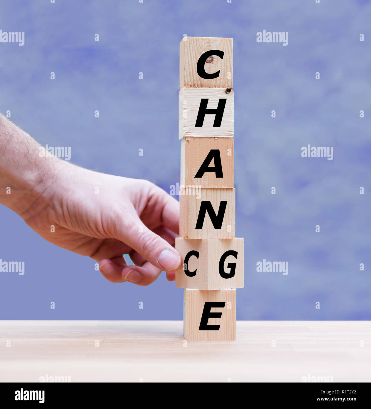 La main est le tournant d'un dés et change le mot 'Changer' pour 'Chance' Banque D'Images