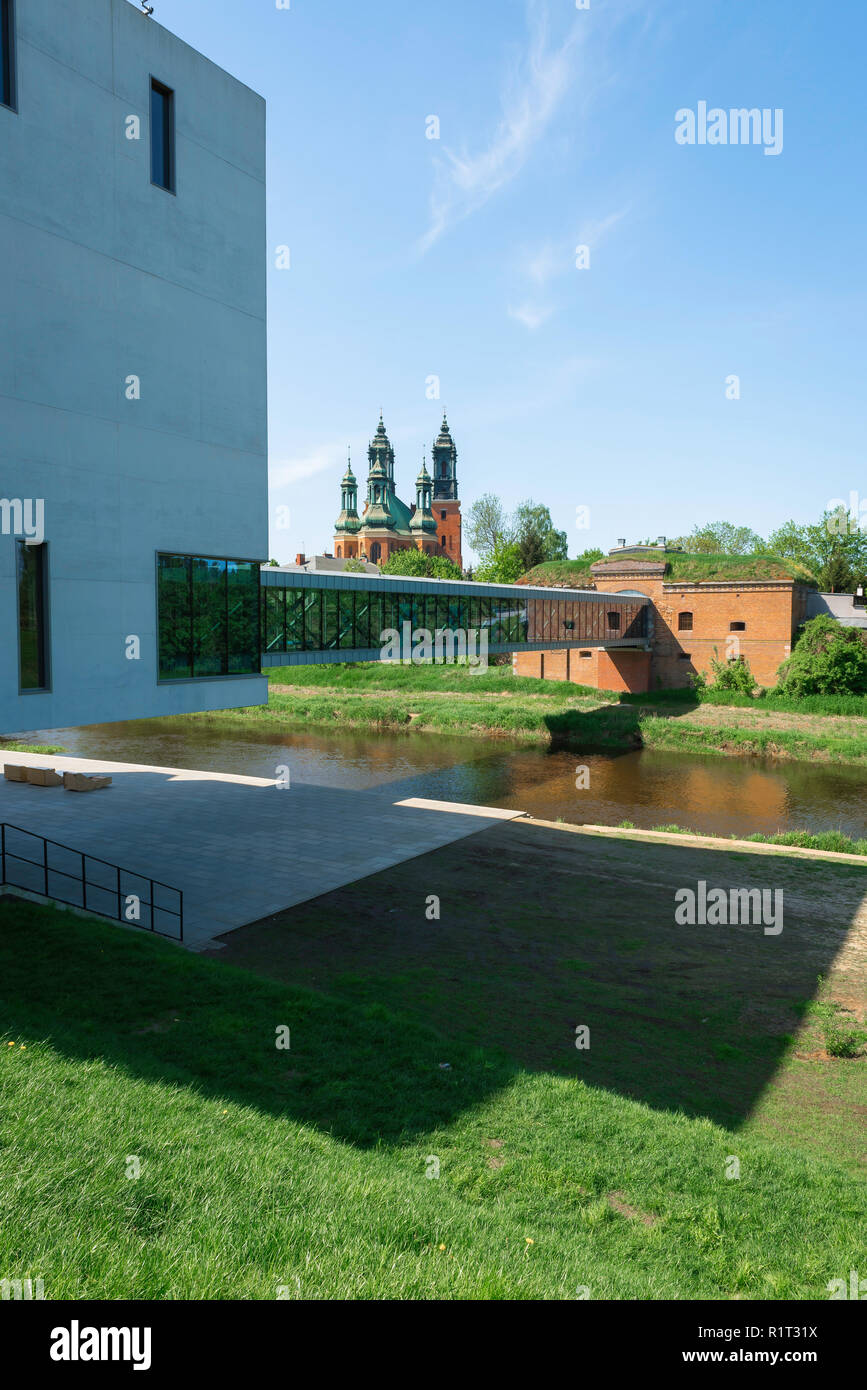 Porta Posnania Poznan, vue de pont reliant la Porta Posnania Heritage Centre interactif de l'île de la cathédrale (Ostrow Tumski), Poznan, Pologne Banque D'Images