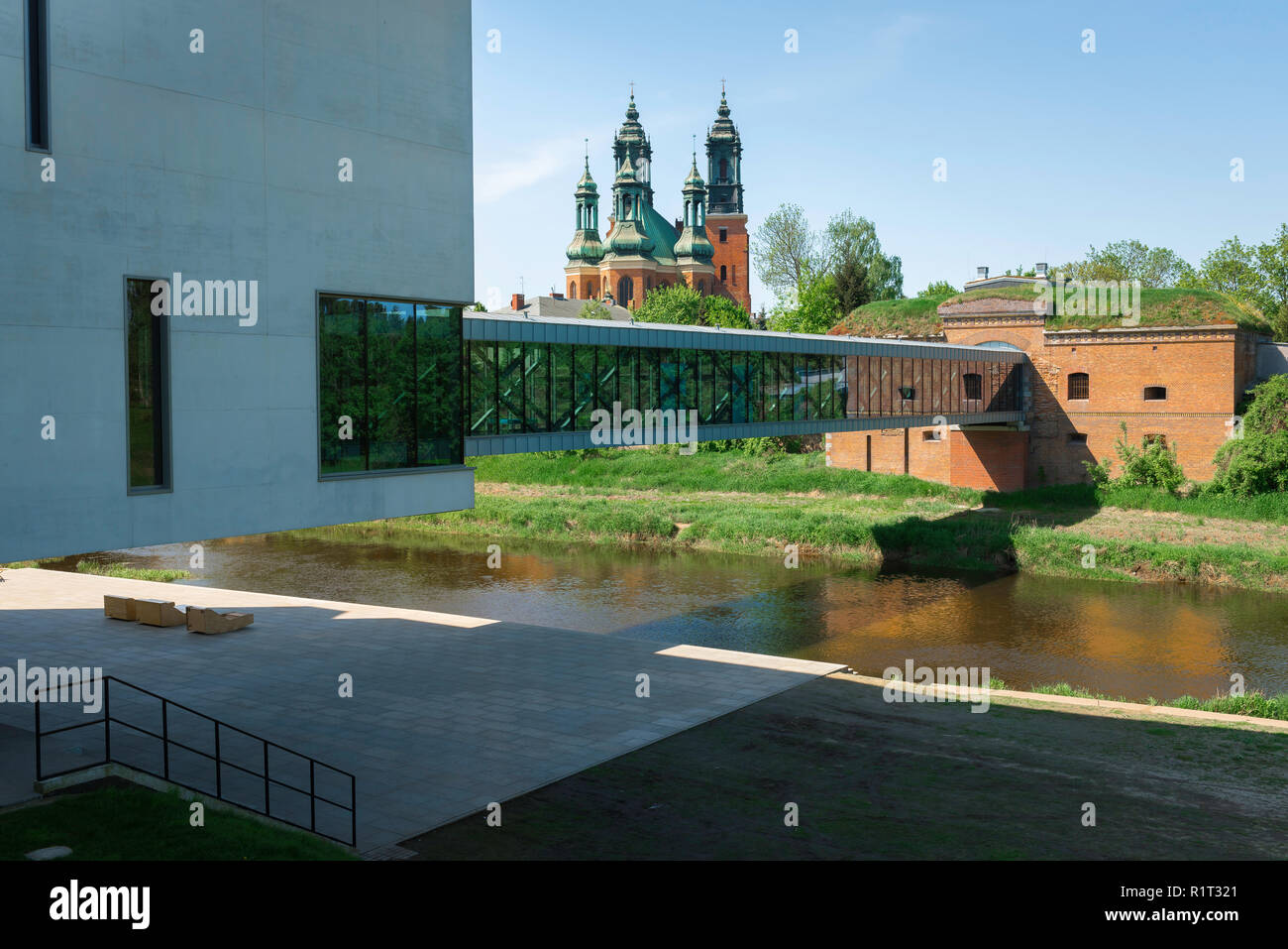 Porta Posnania Poznan, vue de pont reliant la Porta Posnania Heritage Centre interactif de l'île de la cathédrale (Ostrow Tumski), Poznan, Pologne Banque D'Images