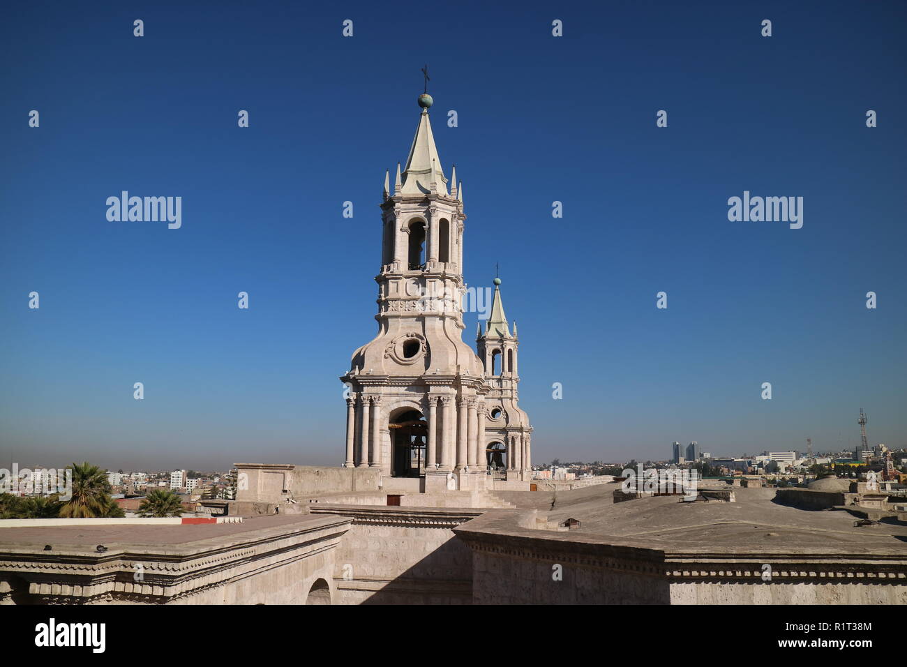 Superbe Clocher de basilique-cathédrale d'Arequipa faits de pierre volcanique blanche ou Sillar Stone, Arequipa, Pérou Banque D'Images