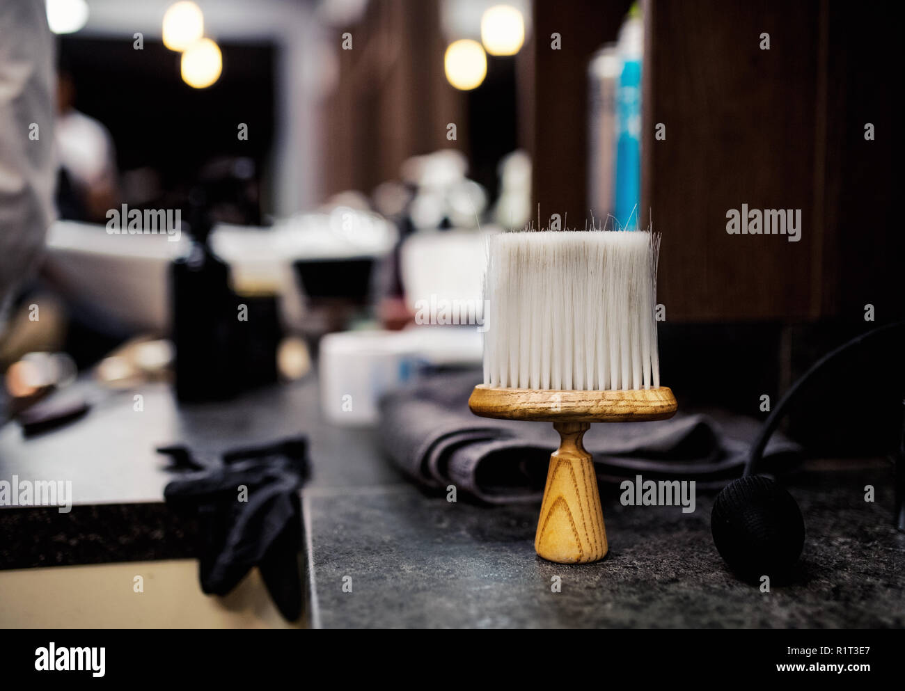 Une brosse à cheveux et d'autres outils dans un salon de coiffure pour hommes, un barbier de l'intérieur. Banque D'Images