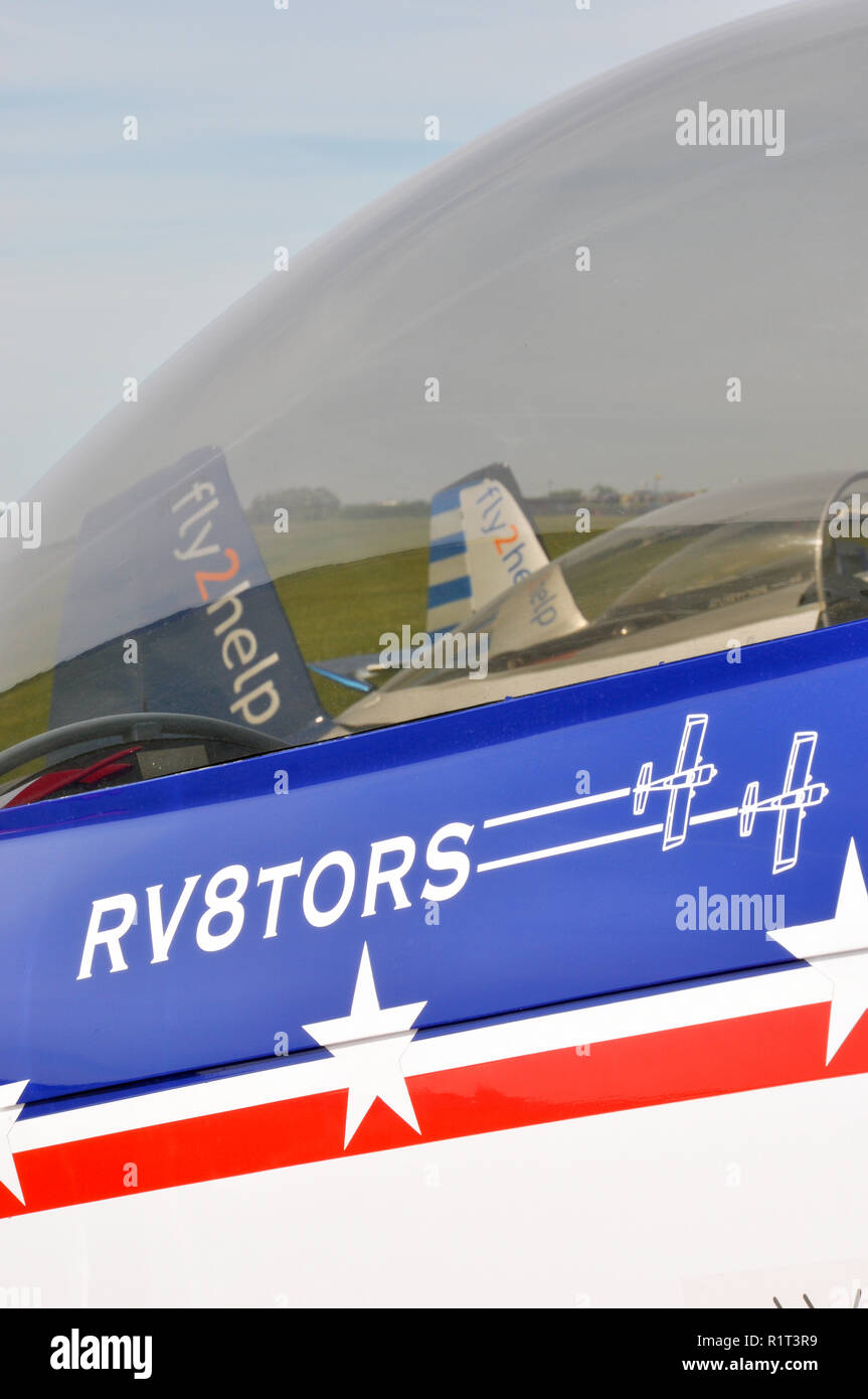 Graphiques du logo RV8tors RV-8 sur le côté du cockpit de l'avion. Afficher l'équipe. Équipe Airshow. Auvent de cockpit Banque D'Images
