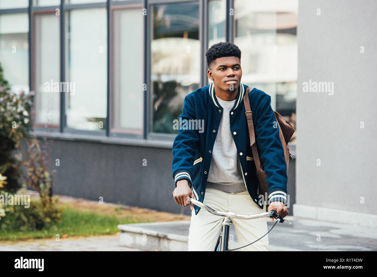 Handsome african american man riding bicycle in city Banque D'Images