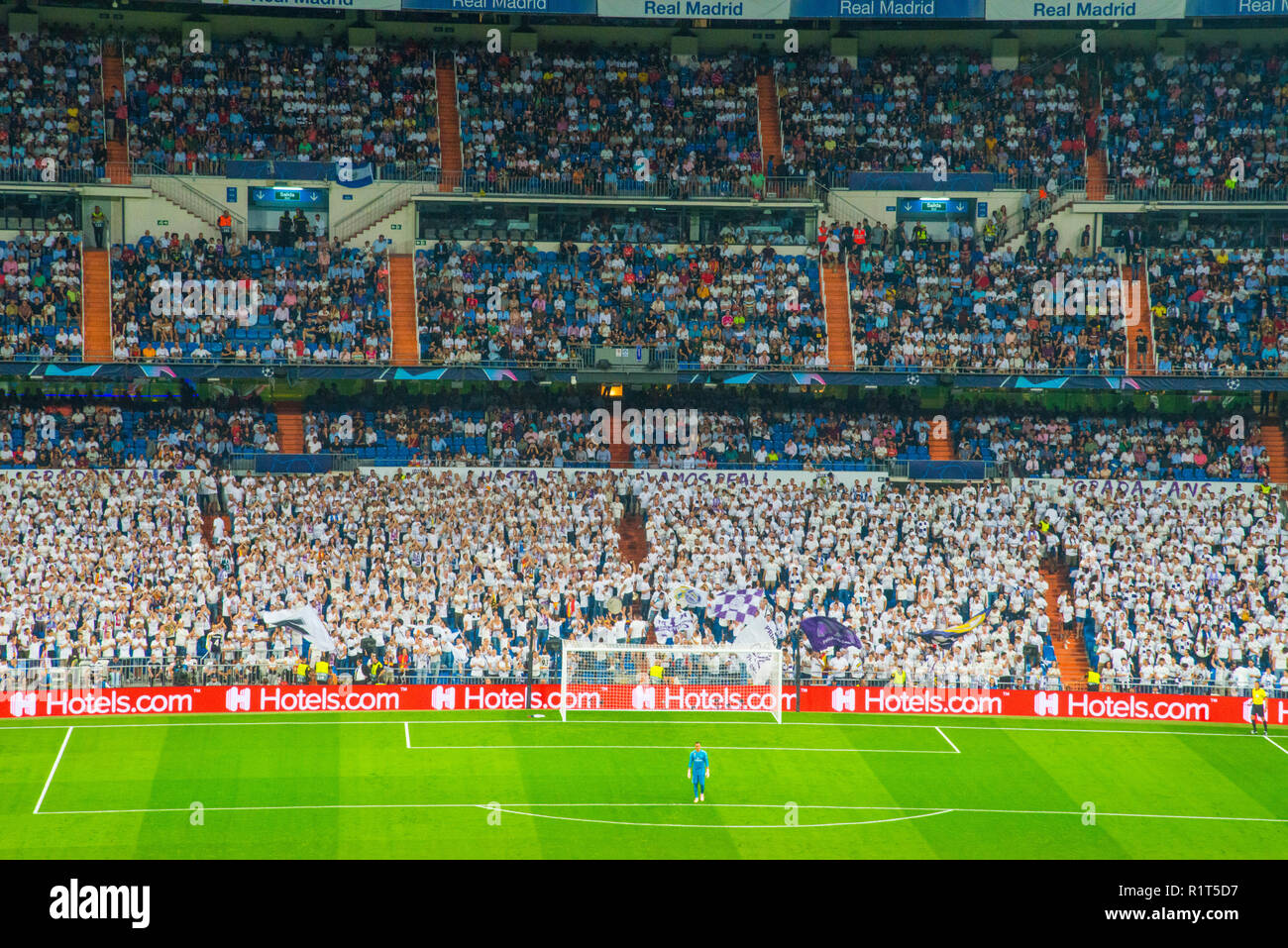 Match de football, gardien de but et fans. Santiago Bernabeu, Madrid, Espagne. Banque D'Images