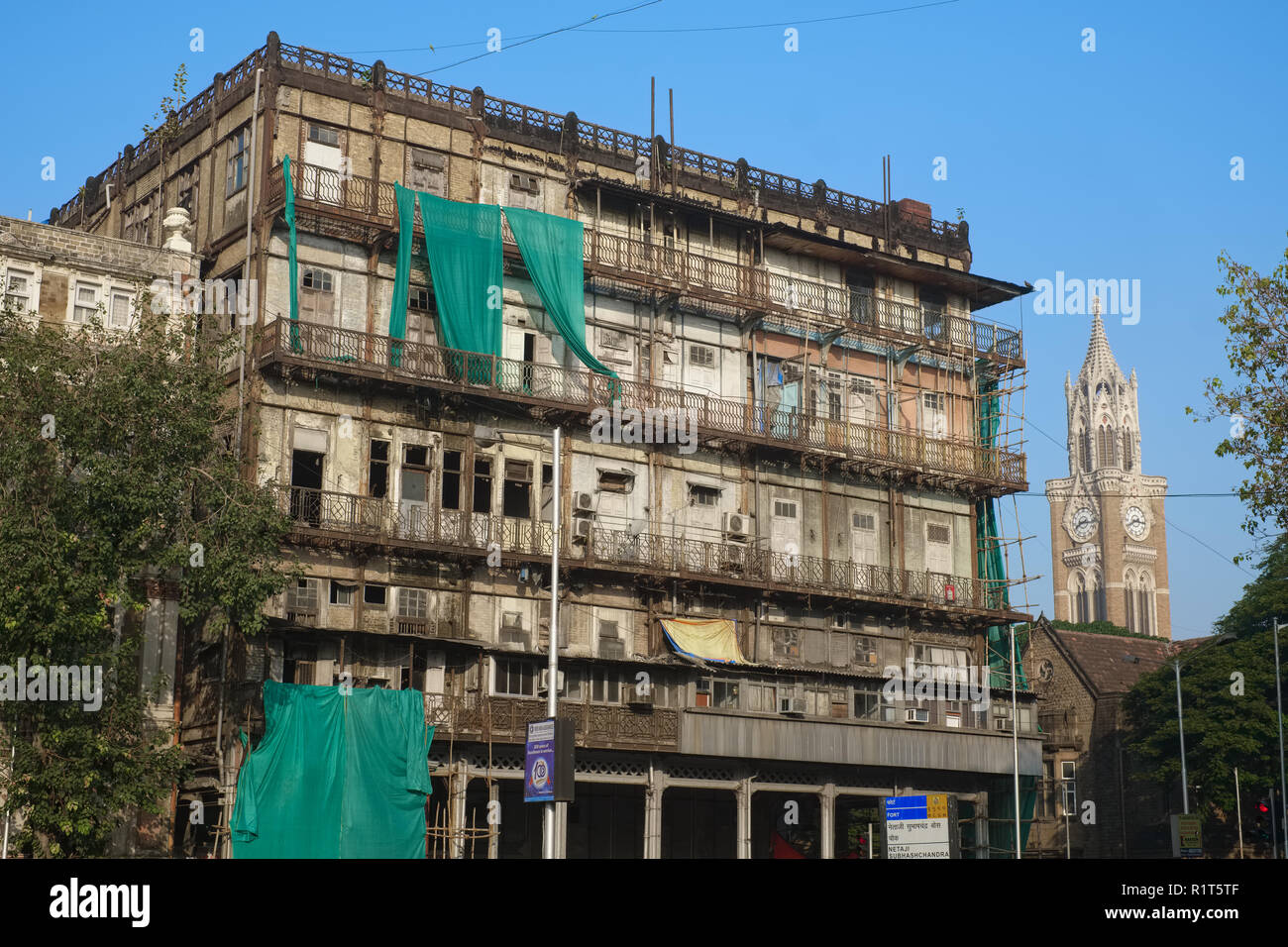 Hôtel particulier de l'Esplanade à Mumbai, Inde, construit de 1867 à 1869 comme Watson's Hotel, maintenant un bureau en ruine bldg. Droit de la Tour Rajabai ., une partie de l'université de Mumbai Banque D'Images