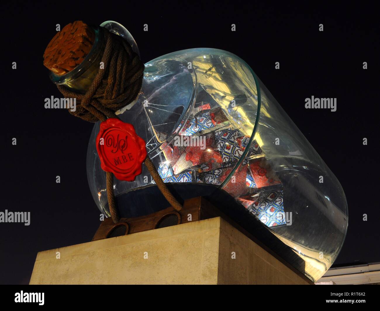 "Nelson's ship in a Bottle" par Yinka Shonibare au National Maritime Museum, Greenwich, London, UK. Banque D'Images