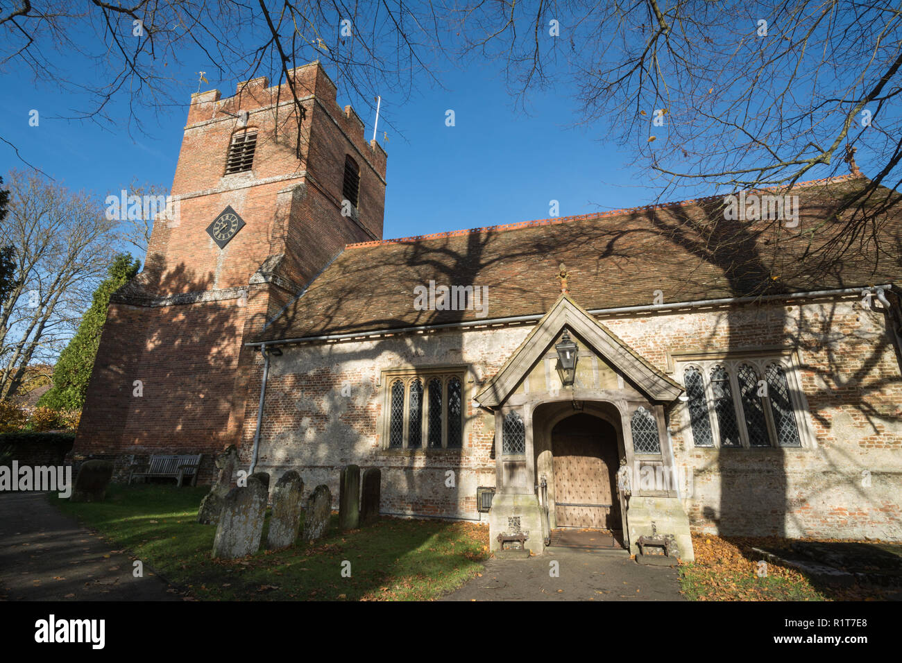 L'église paroissiale de Rotherwick, datant du 13e siècle, dans la rue dans le petit village de Rotherwick dans le Hampshire, au Royaume-Uni Banque D'Images