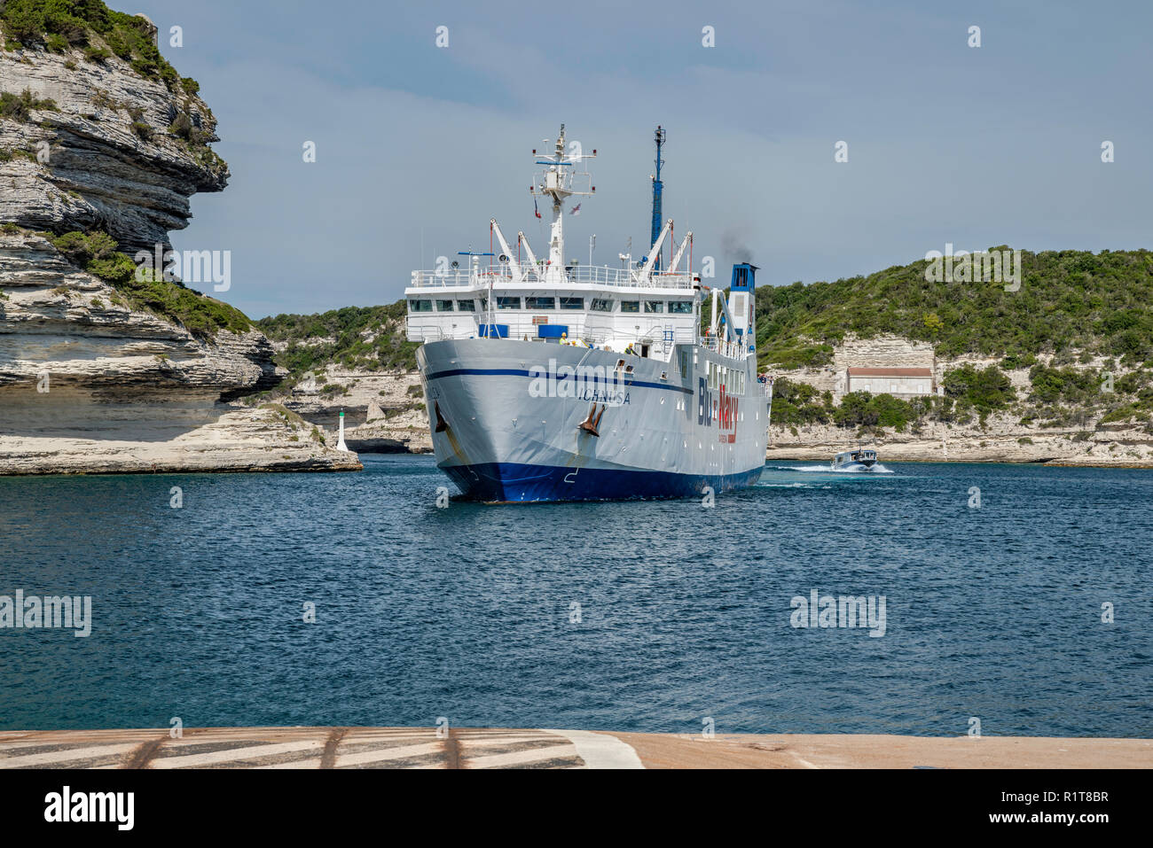 Mme Ichnusa traversier venant de Santa Teresa Gallura, Sardaigne, près de la borne au port de Bonifacio, Corse-du-Sud, Corse, France Banque D'Images