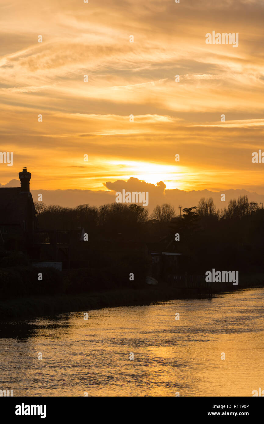 Coucher de soleil sur la rivière Arun sur un jour nuageux en automne à Arundel, West Sussex, Angleterre, Royaume-Uni. Banque D'Images