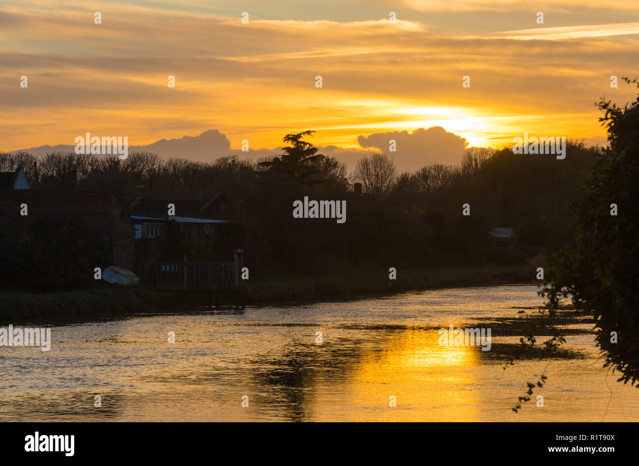 Coucher du soleil sur une journée nuageuse sur la rivière Arun en automne à Arundel, West Sussex, Angleterre, Royaume-Uni. Banque D'Images
