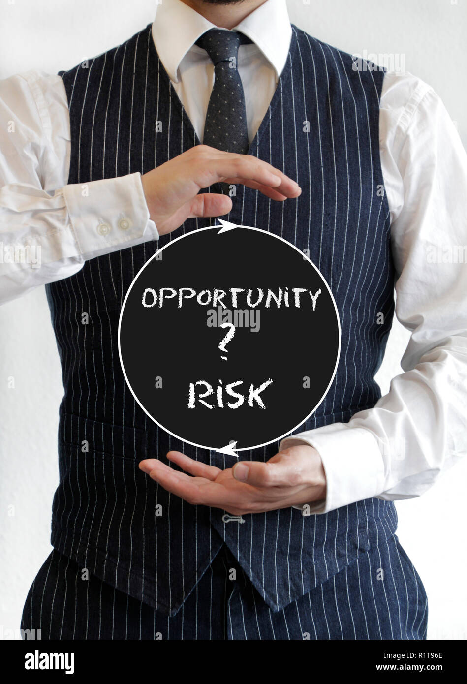 Businessman holding a sign avec les mots "risque" et "occasion" Banque D'Images