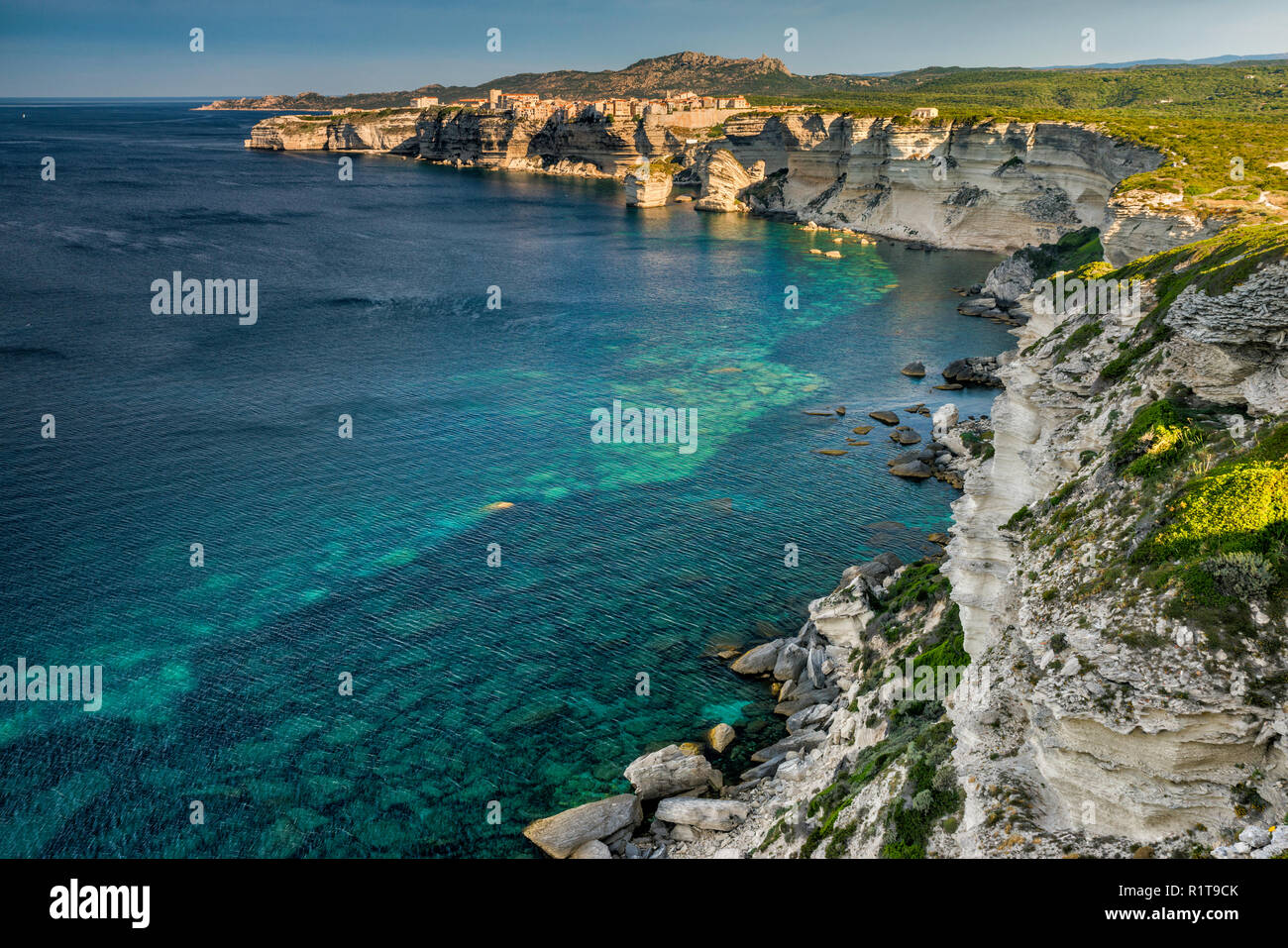 Ville Haute (Ville Haute) de Bonifacio en haut de falaises, des falaises de calcaire sur détroit de Bonifacio, Corse-du-Sud, Corse, France Banque D'Images