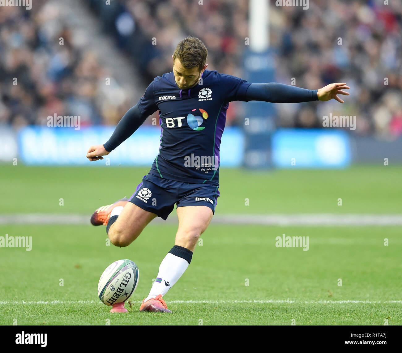 Scotland's Greig Laidlaw aligne coup de pied de transformation au cours de l'automne match international au stade de Murrayfield, Edinburgh BT. ASSOCIATION DE PRESSE Photo. Photo date : Samedi 10 Novembre, 2018. Histoire RUGBYU PA voir l'Écosse. Crédit photo doit se lire : Ian Rutherford/PA Wire. RESTRICTIONS : usage éditorial uniquement, pas d'utilisation commerciale sans autorisation préalable Banque D'Images