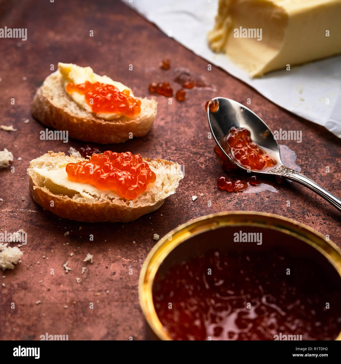 Salmon caviar rouge à tin et sandwiches Banque D'Images