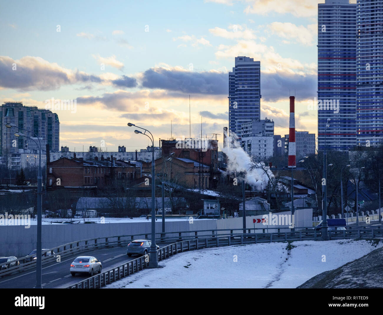 Paysage d'hiver industriel avec des voitures sur l'autoroute Banque D'Images