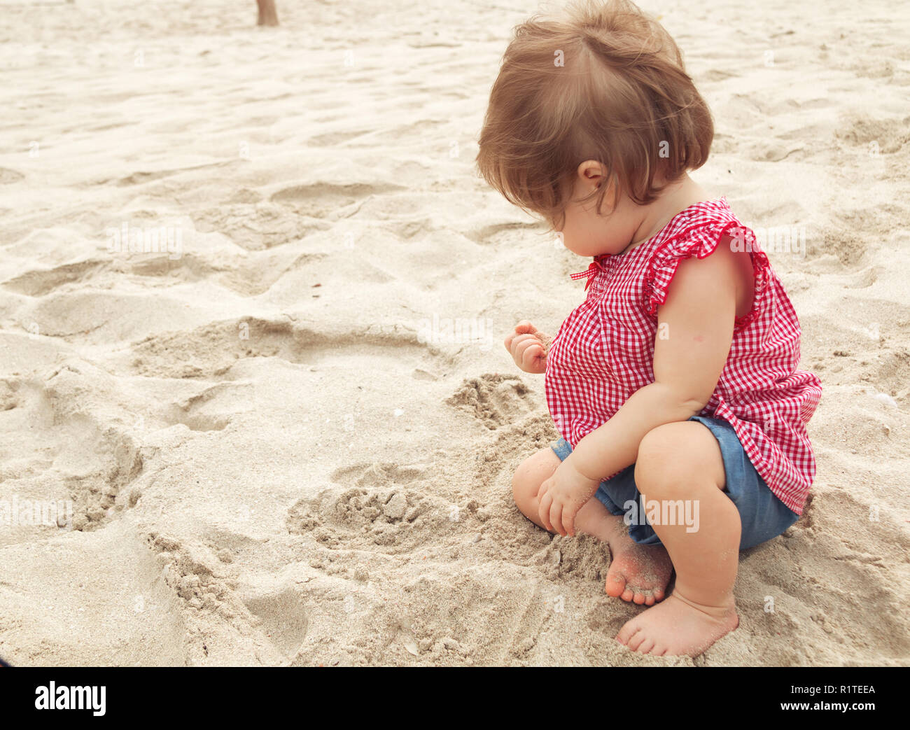 Bebe Fille 9 Mois Assis Sur La Plage Dans La Belle Journee D Ete Tres Peu D Enfant Mignon Avec Les Cheveux Fonces En Rouge Et Chemise A Carreaux Photo Stock Alamy Bebe Fille 9 Mois Assis Sur La Plage Dans La Belle Journee D Ete Tres Peu D Enfant Mignon Avec Les Cheveux Fonces En Rouge Et Chemise A Carreaux Photo Stock Alamy