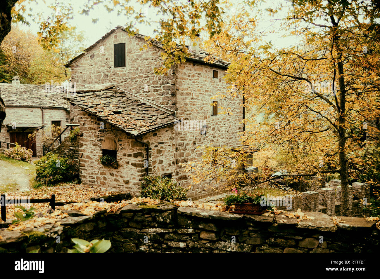 Une maison ancienne en pierre au cours de l'automne dans le centre de l'Italie Apennins Banque D'Images