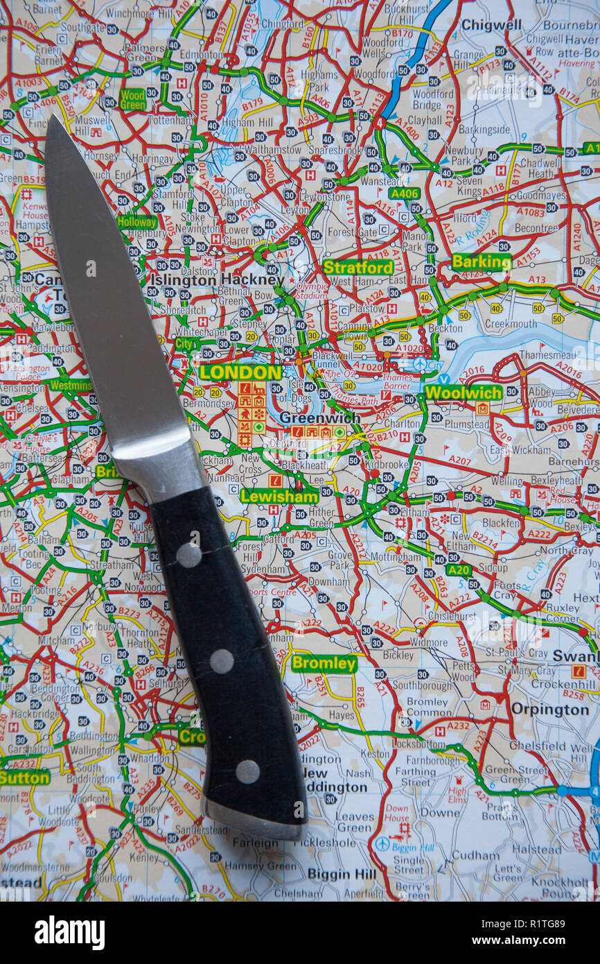 Londres, Royaume-Uni - 14 NOVEMBRE 2018 : un couteau sur une carte de Londres, en Angleterre. La criminalité à Londres concept couteau Banque D'Images