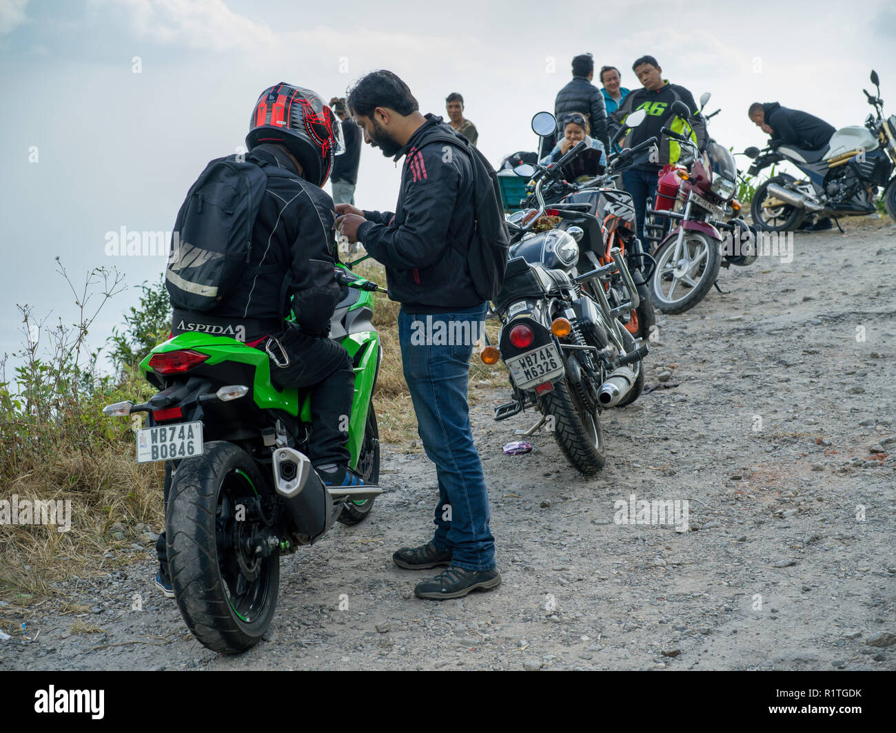 Groupe de personnes avec leurs motos, Khaprail, Matigara, Darjeeling, West  Bengal, India Photo Stock - Alamy