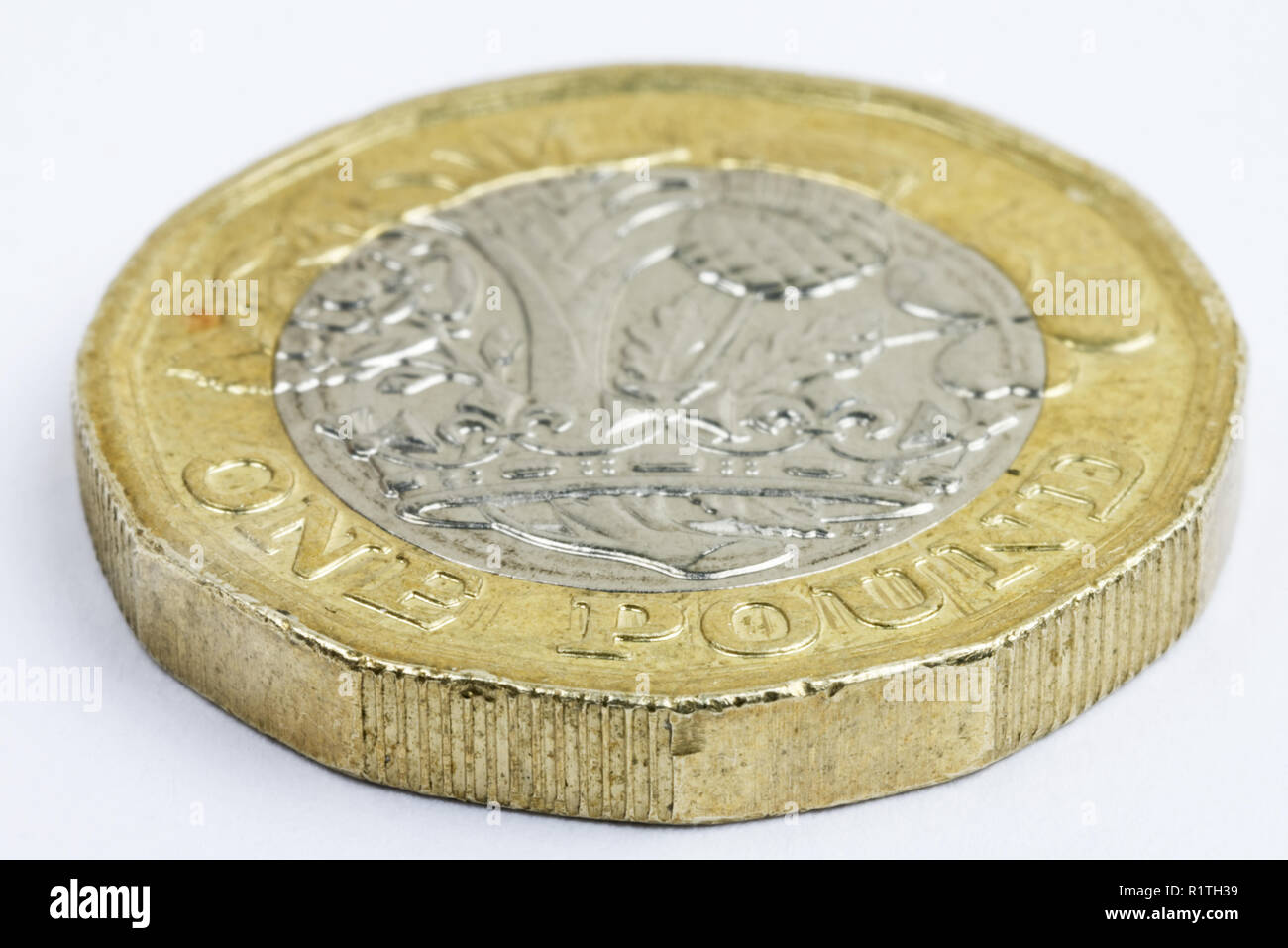 Extreme close up of a utilisé,fendus,marqué,UK une livre coin Banque D'Images