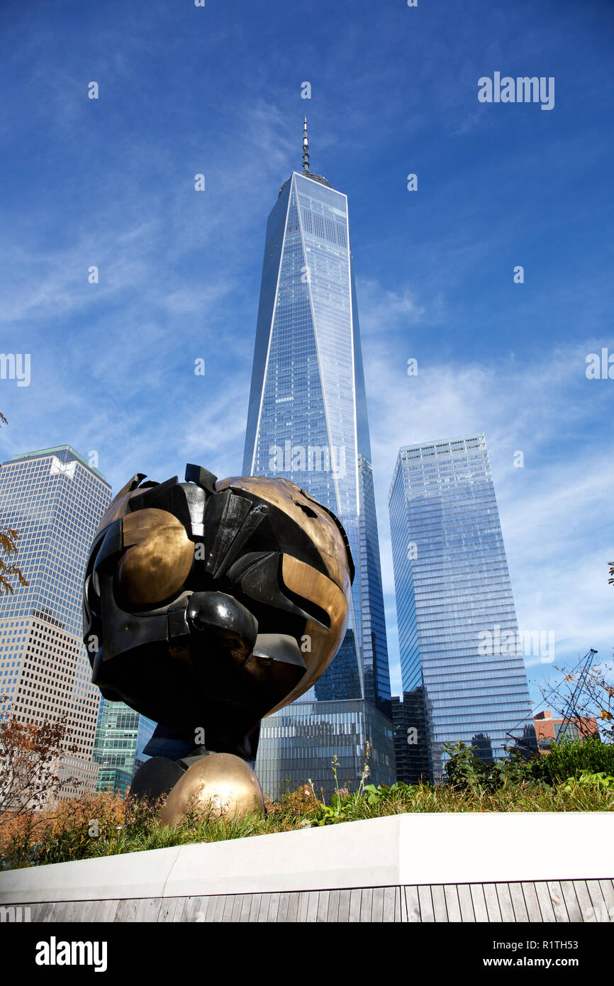 La sphère sculpture gravement endommagée pendant les attaques du 11 septembre qui est aujourd'hui à Liberty Park. Un WTC en arrière-plan. Banque D'Images