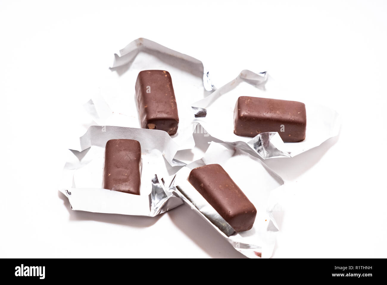 Confiseries au chocolat sur fond blanc close up 2018 Banque D'Images