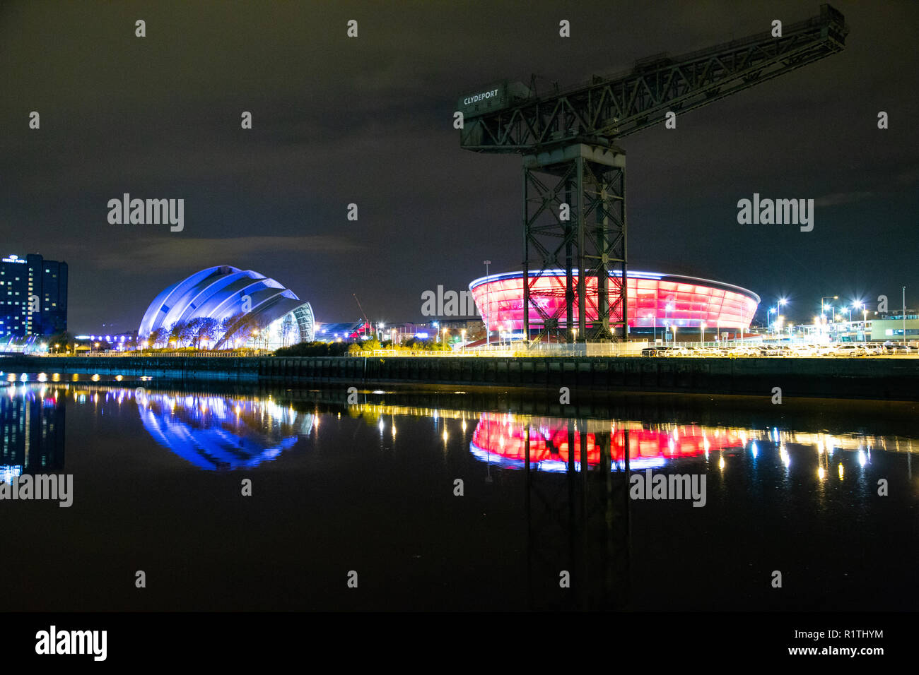 Glasgow/Ecosse - 30 octobre 2014 : Glasgow SECC/Armadillo la nuit avec Clyde crane Banque D'Images