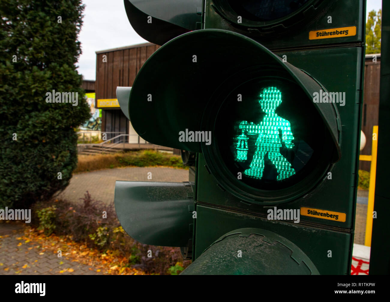 Les premiers feux de circulation des mineurs dans la région de la Ruhr, à MŸlheimer§Stra e, à Duisbourg, au zoo. Un mineur rouge et vert avec lampe de mineur montre les ped Banque D'Images