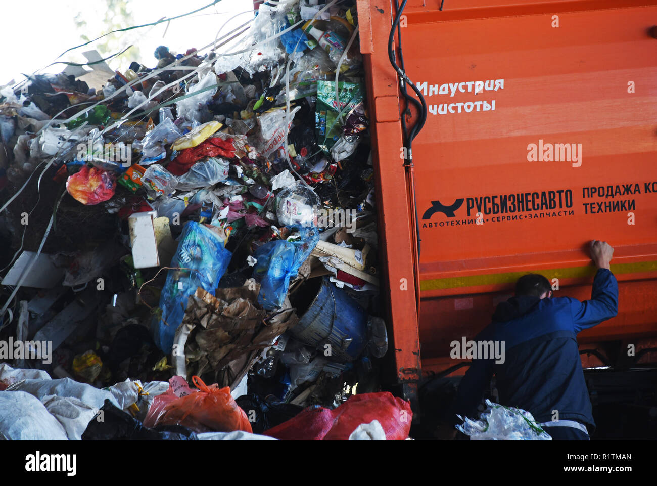 Véhicule de collecte de déchets le déchargement à l'usine de traitement des déchets mixtes à Astrakhan, Russie Banque D'Images