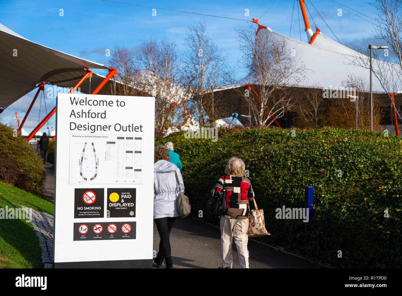 Bienvenue à ashford designer outlet affiche à l'extérieur de la mcarthur glen outlet center, Ashford, Kent, UK Banque D'Images