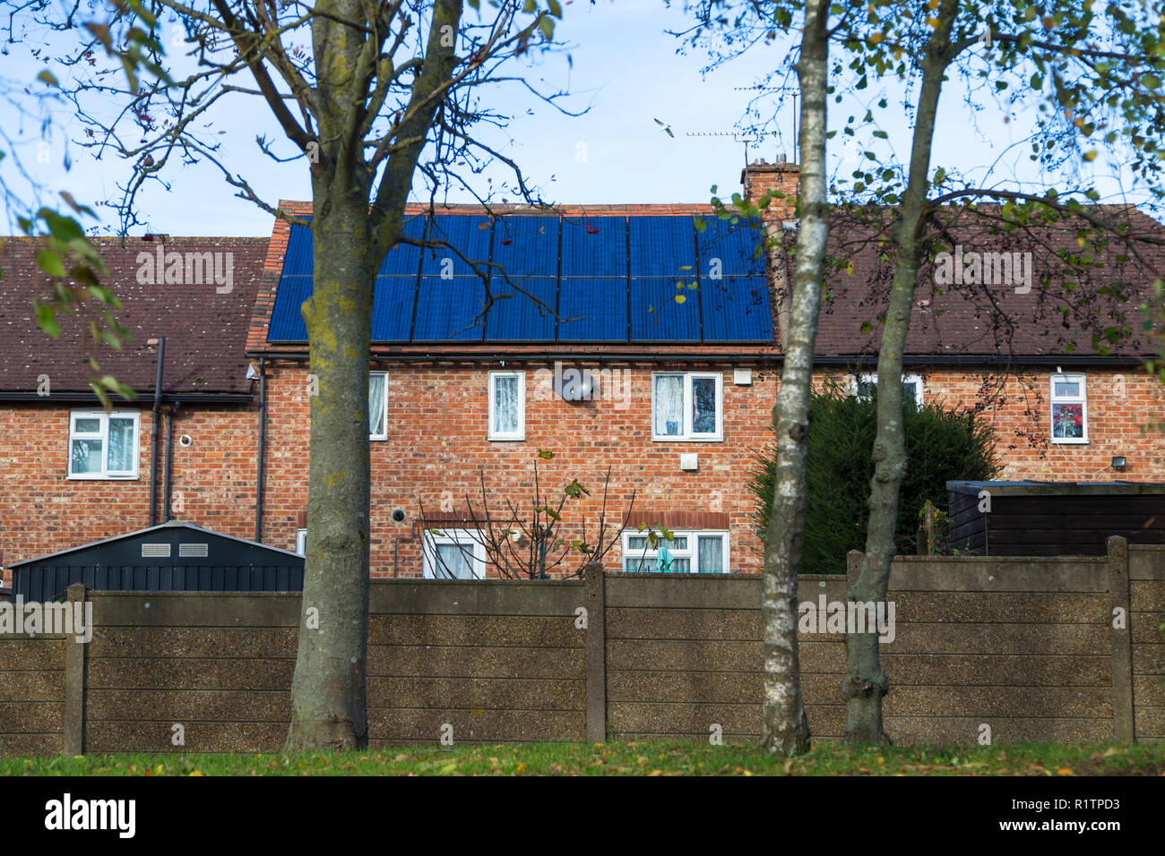 Maison de brique, toiture recouverte de panneaux solaires, uk Banque D'Images