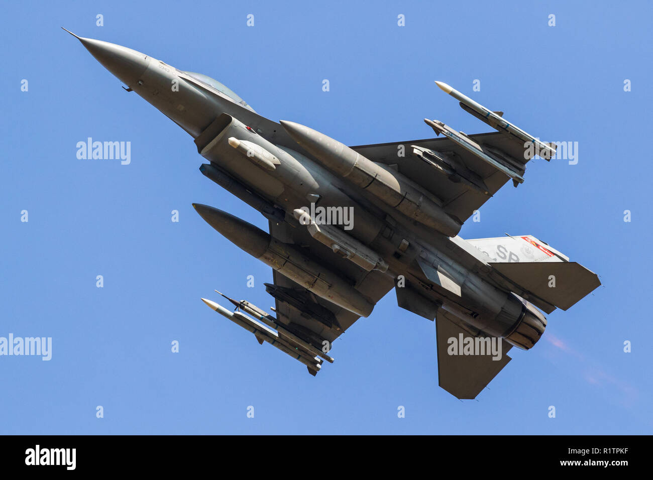 SPANGDAHLEM, en Allemagne - 29 Feb, 2018 : Armée US Air Force F-16C de l'avion de combat à réaction 480e Escadron de chasse au décollage à Spangdahlem Air Base. Banque D'Images