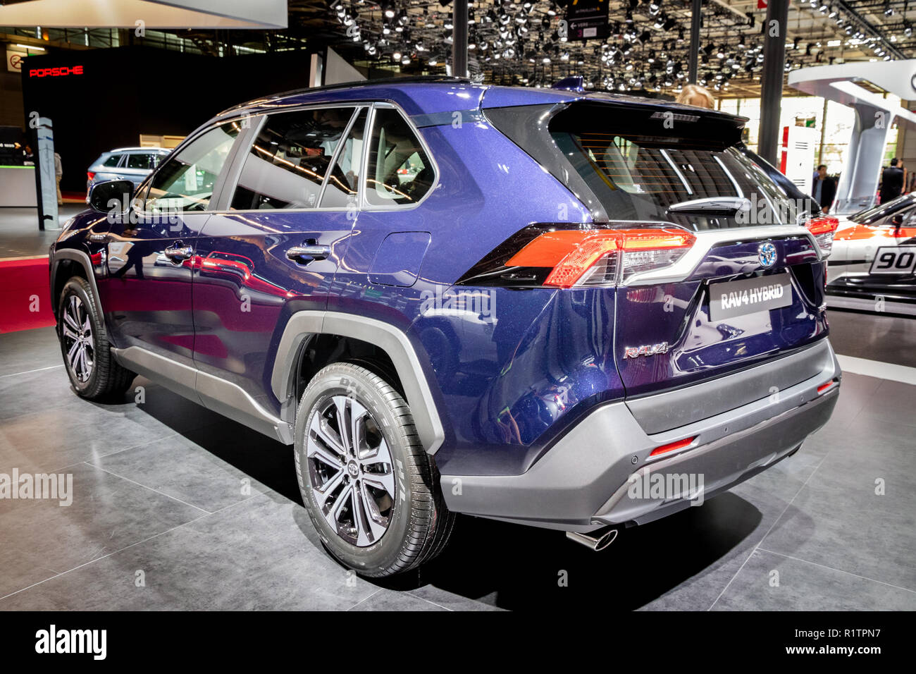 PARIS - Oct 3, 2018 : Toyota RAV4 voiture hybride présenté au Mondial de Paris. Banque D'Images