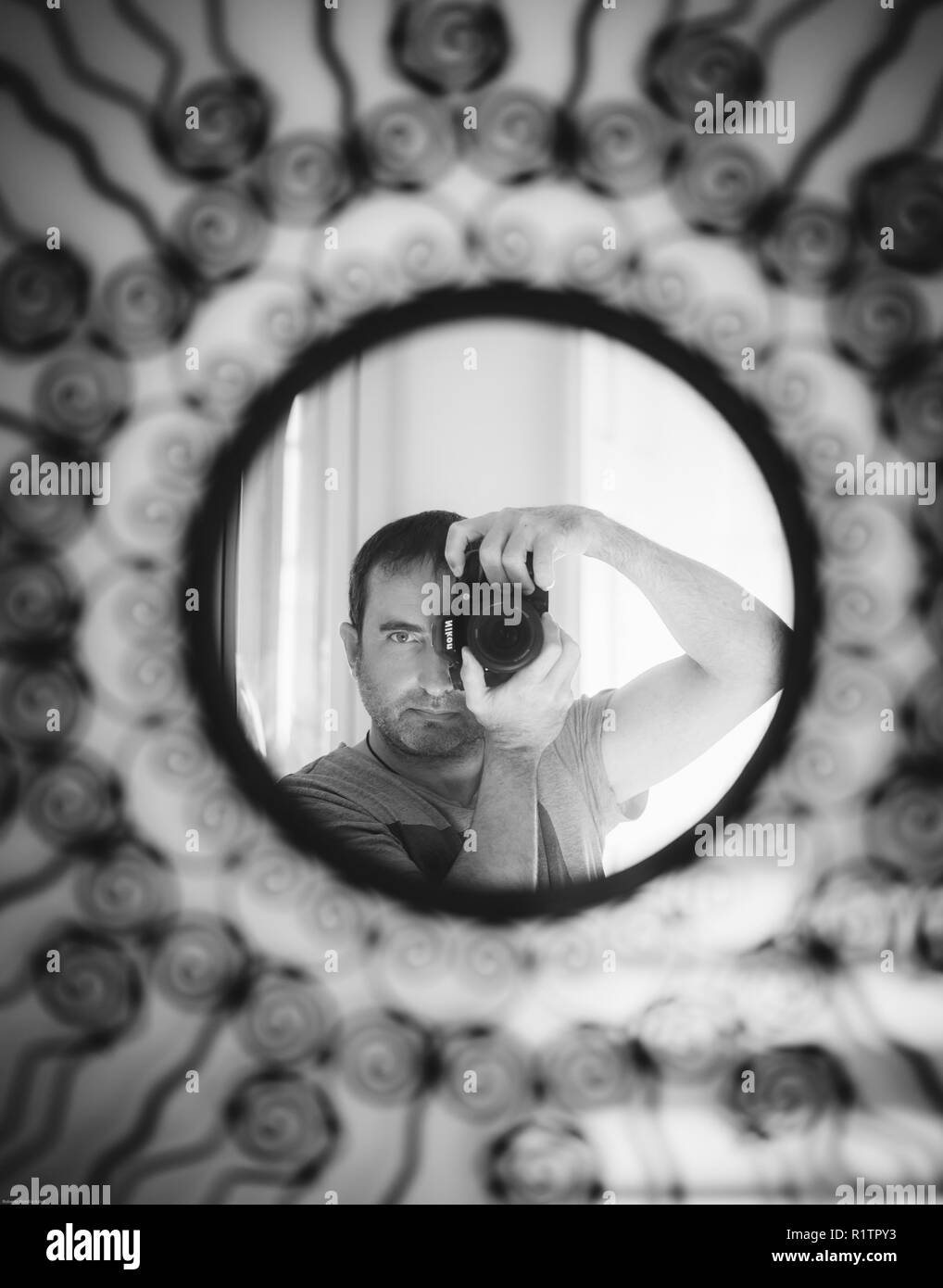 Self Portrait avec l'appareil photo par le miroir Photo Stock - Alamy