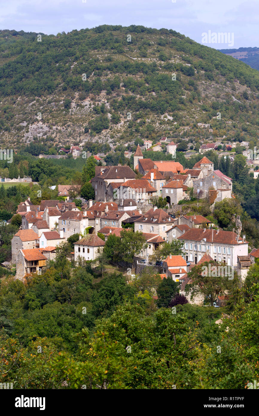 Rural typique village de Calvignac sur une colline, dans la vallée du Lot, le Lot, Midi-Pyrénées, France, Europe Banque D'Images