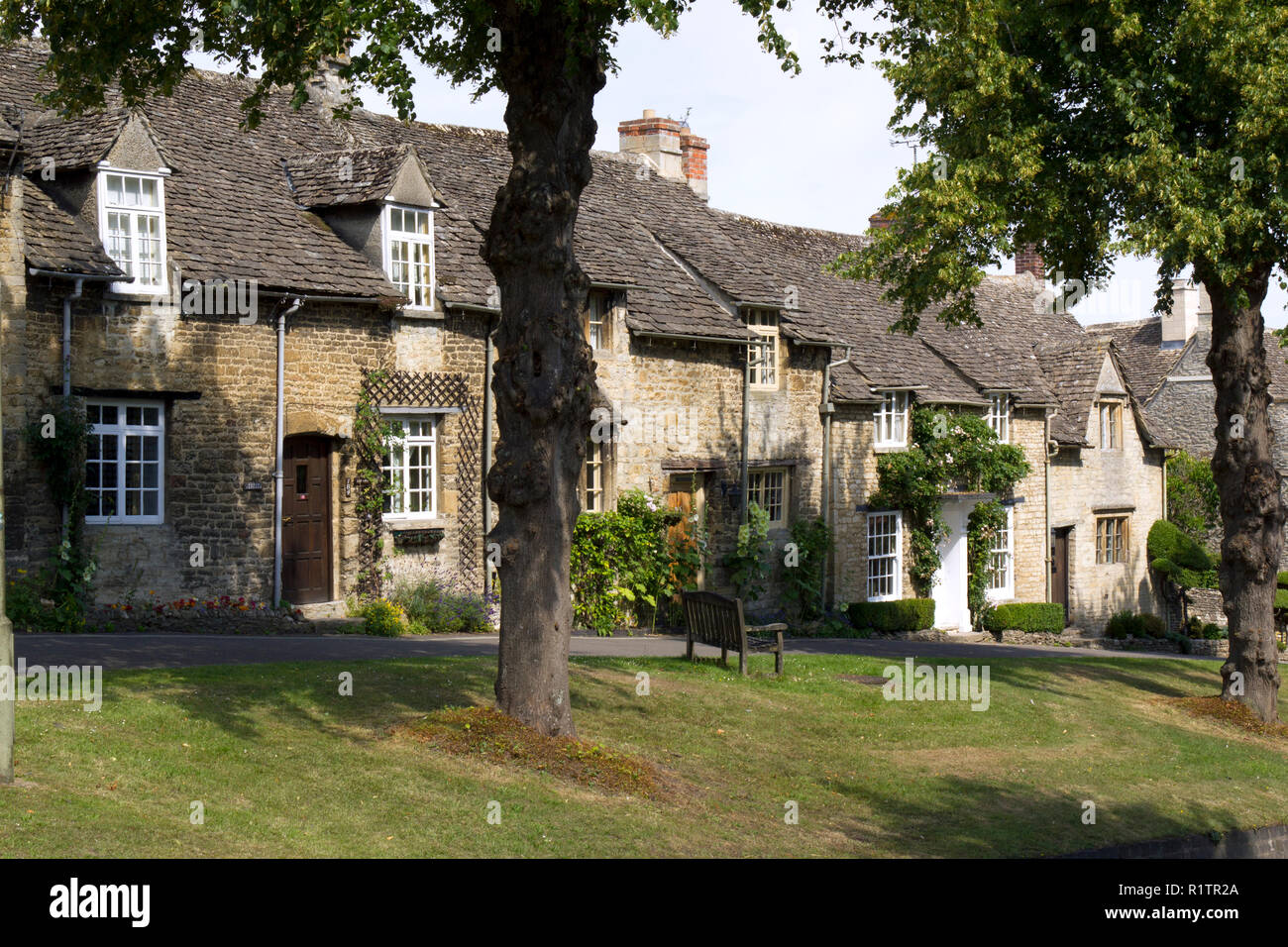 Scène de rue d'été dans la ville pittoresque de Burford, Oxfordshire, Cotswolds, Royaume-Uni Banque D'Images