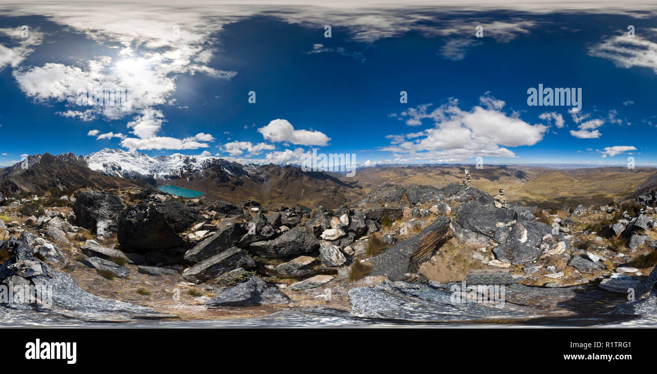 Belle vue d'une photographie panoramique à 360 degrés sur un sommet des Andes à l'intérieur de la cordillère centrale d'Huaytapallana. Cuzco - Pérou. Banque D'Images