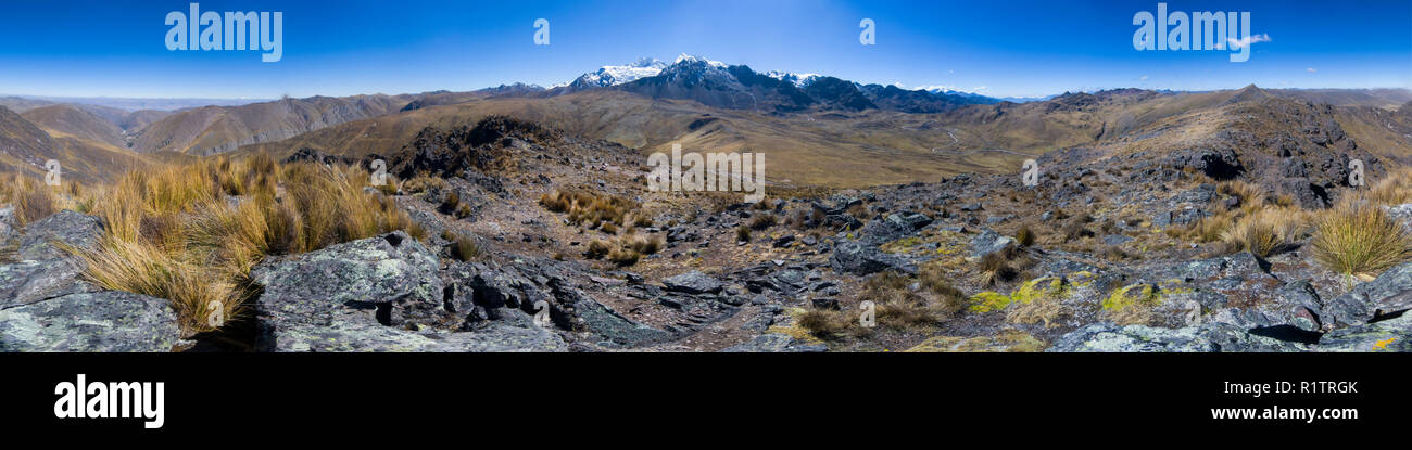 Vue 360 panoramique de la magnifique chaîne de montagnes Huaytapallana dans les Andes centrales du Pérou. Banque D'Images