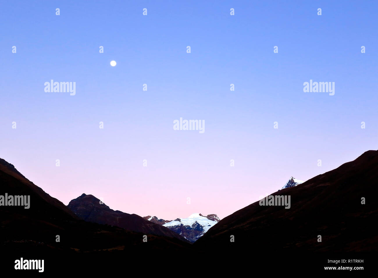 Beau lever de soleil vu dans les montagnes Huaytapallana à côté de la lune. Banque D'Images
