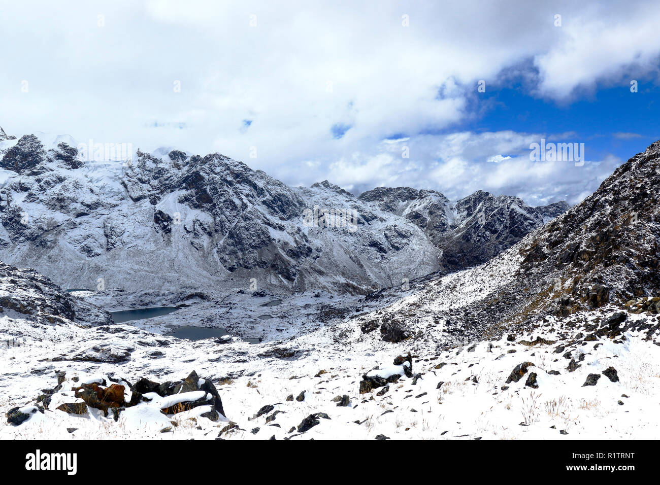 Après un paysage imposant de fortes chutes de neige dans les montagnes Huaytapallana dans les Andes centrales du Pérou. Banque D'Images