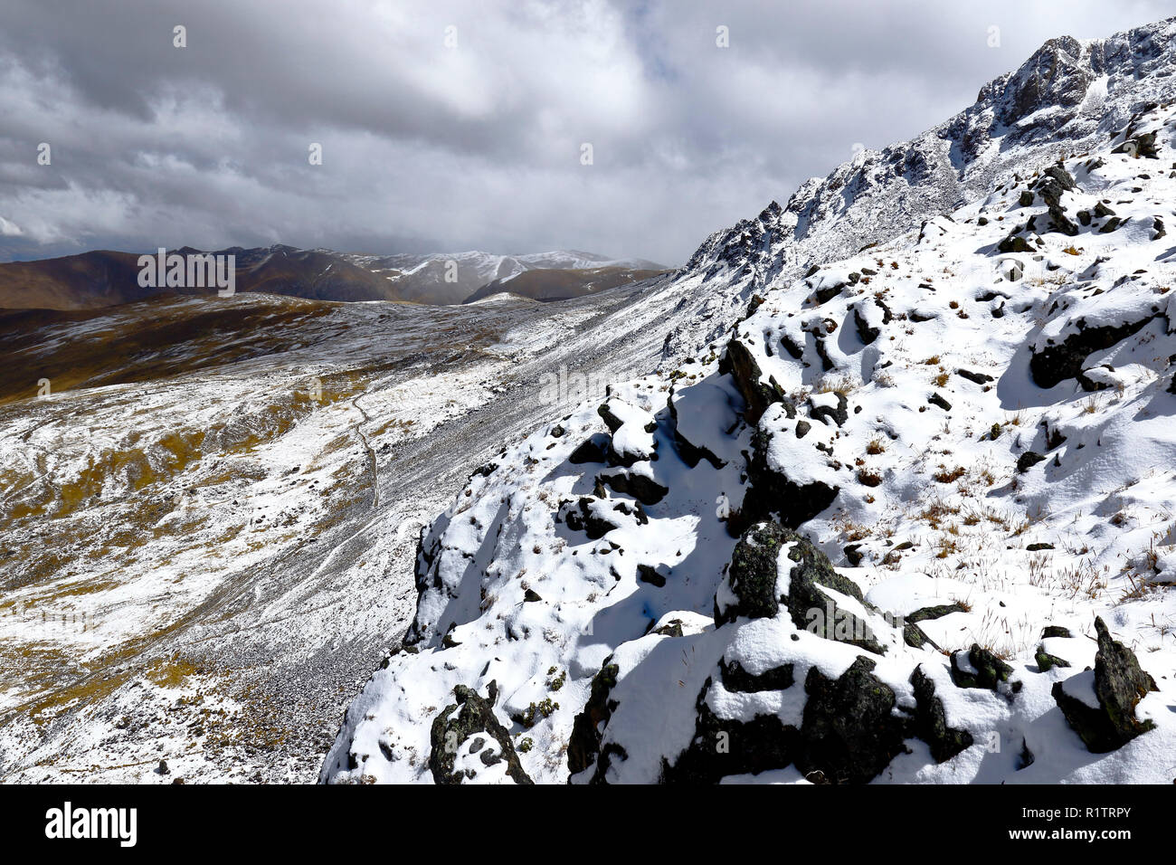 Après un paysage imposant de fortes chutes de neige dans les montagnes Huaytapallana dans les Andes centrales du Pérou. Banque D'Images