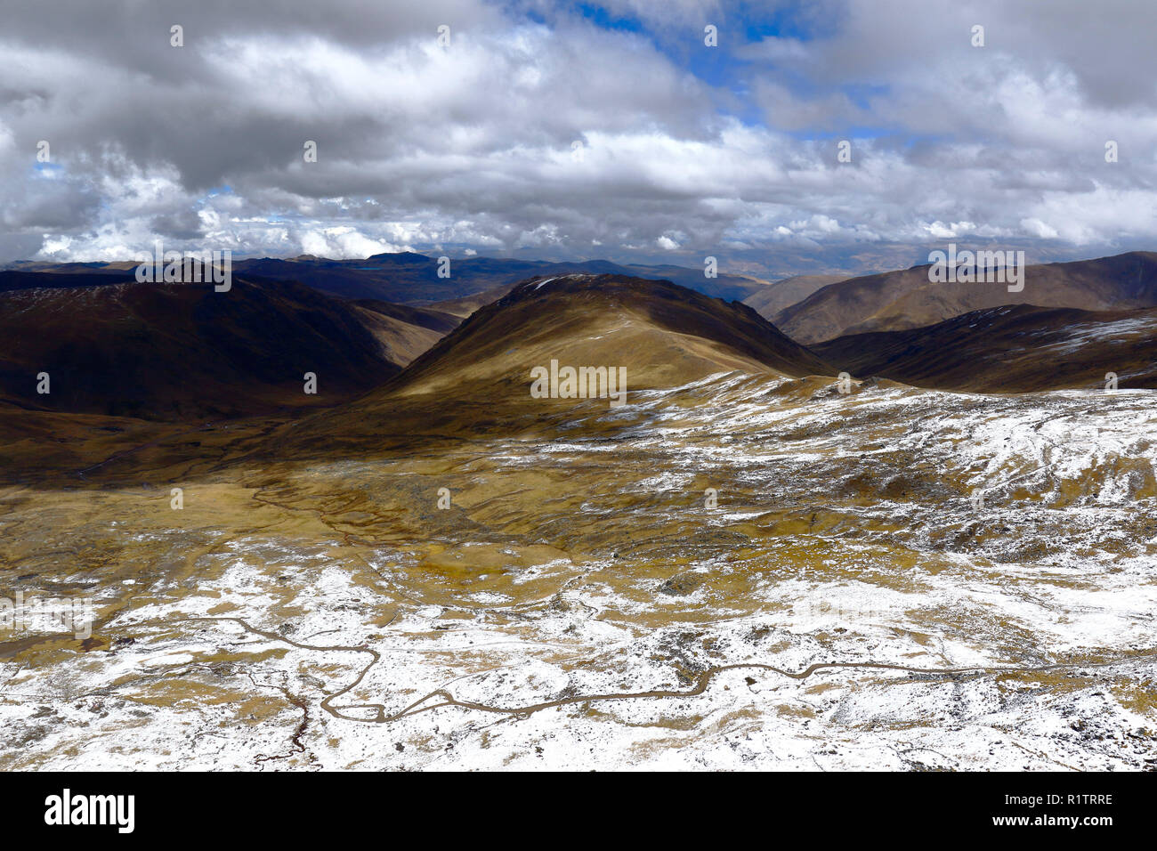 Après un paysage imposant de fortes chutes de neige dans les montagnes Huaytapallana dans les Andes centrales du Pérou. Banque D'Images