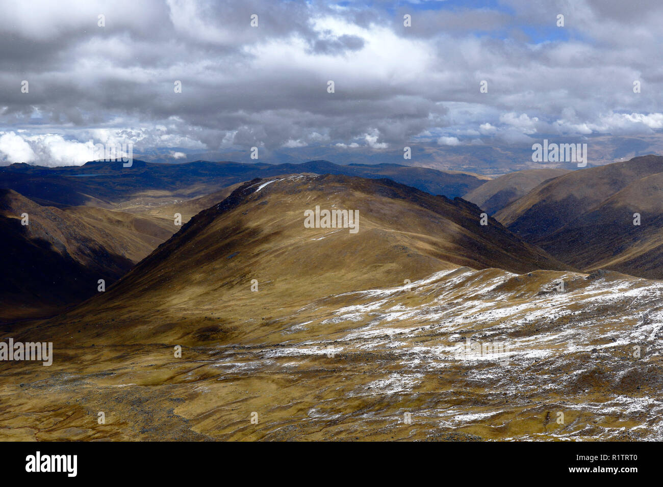 Après un paysage imposant de fortes chutes de neige dans les montagnes Huaytapallana dans les Andes centrales du Pérou. Banque D'Images