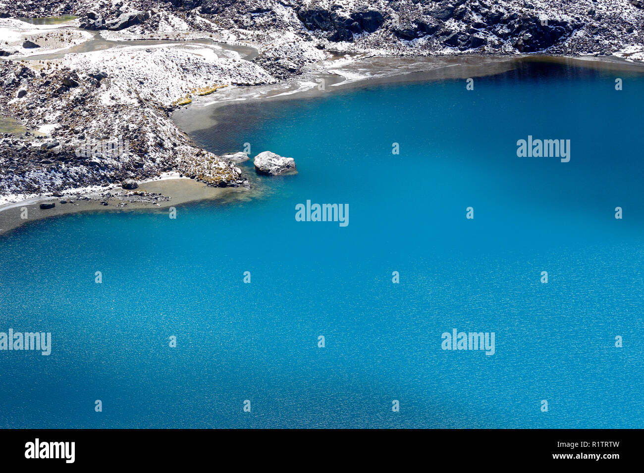 Cochagrande lagoon au pied de la neige-couvertes cochas montrant la splendeur de sa pureté et de la beauté Banque D'Images