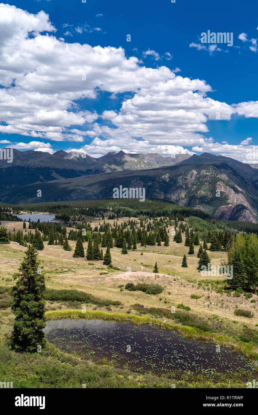 Une vue des montagnes rocheuses le long de la route d'un million de dollars en Californie, près de Silverton. Étang Lillypad en premier plan Banque D'Images