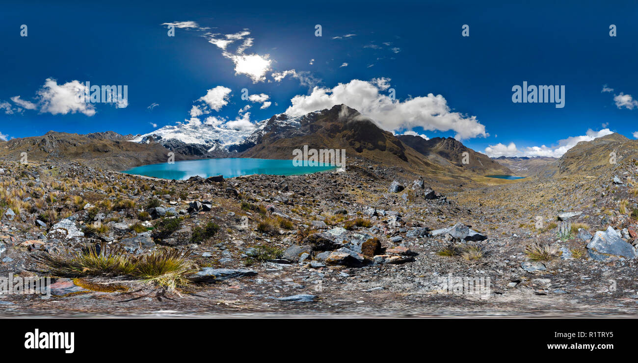 Belle vue d'une photographie panoramique à 360 degrés entre la Communauté andine des lagunes dans la cordillère centrale d'Huaytapallana. Cuzco - Pérou. Banque D'Images